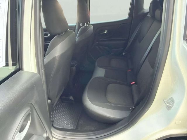 Pre-Owned 2023 Jeep Renegade Latitude - photo - 8
