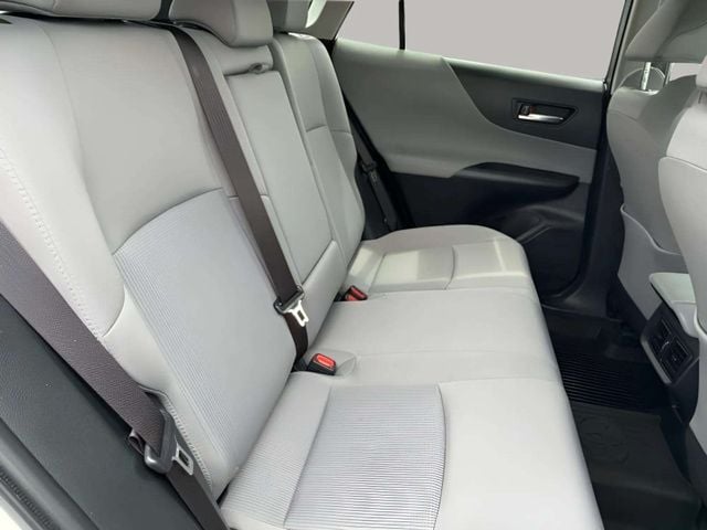 Pre-Owned 2022 Toyota Venza LE - photo - 17