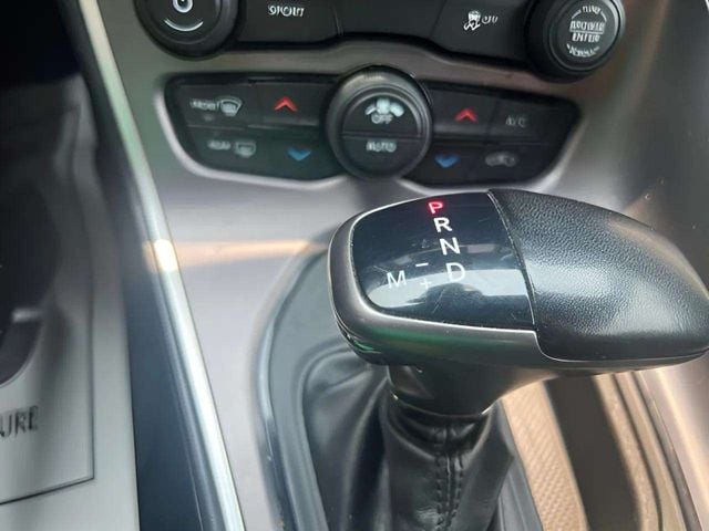 Pre-Owned 2021 Dodge Challenger SXT - photo - 11