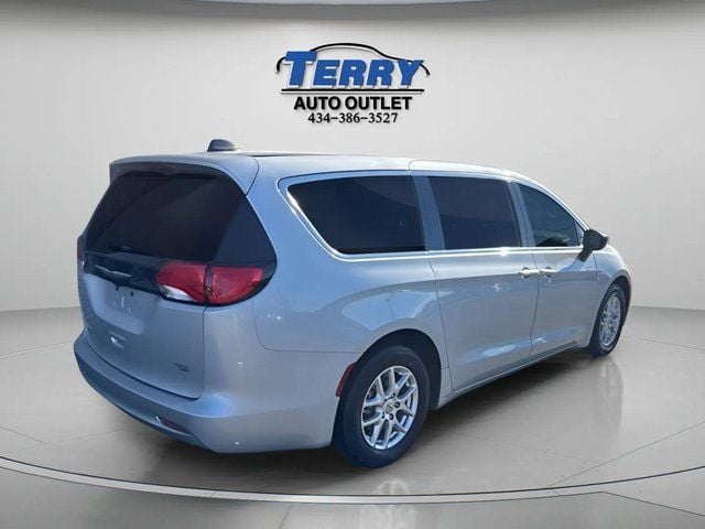 Pre-Owned 2024 Chrysler Voyager LX - photo - 6