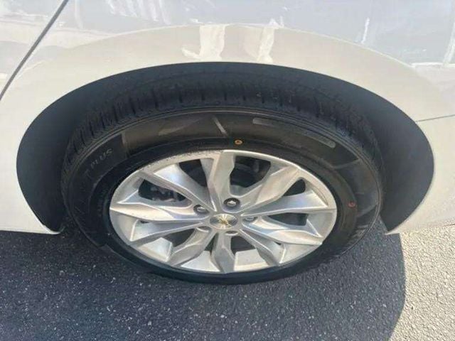 Pre-Owned 2024 Chevrolet Malibu LT - photo - 17