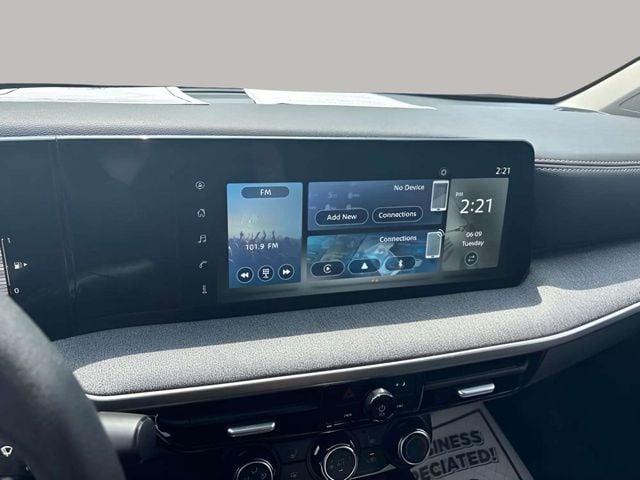 Pre-Owned 2025 Nissan Kicks SV - photo - 13