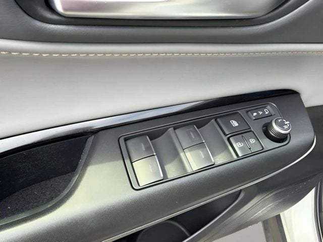 Pre-Owned 2022 Toyota Venza LE - photo - 9