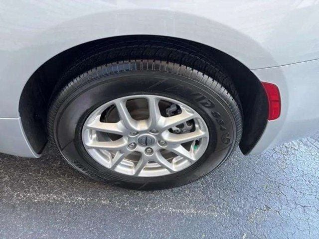 Pre-Owned 2024 Chrysler Voyager LX - photo - 14