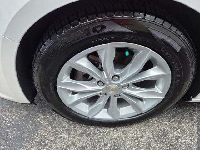 Pre-Owned 2024 Chevrolet Malibu LT - photo - 12