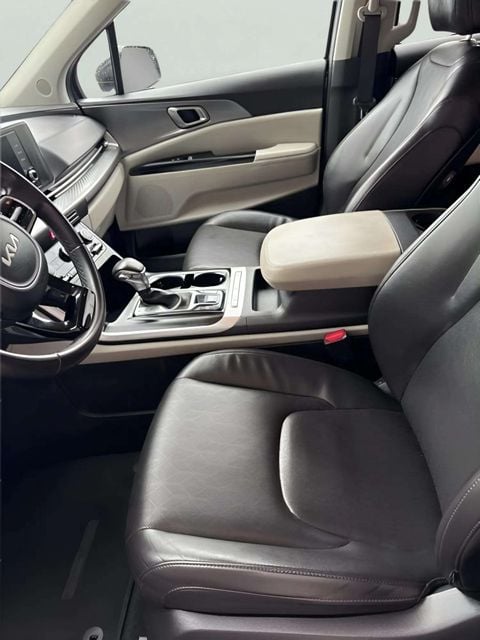 Pre-Owned 2024 Kia Carnival LX - photo - 9