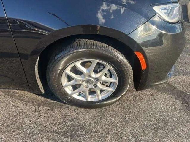 Pre-Owned 2024 Chrysler Pacifica Touring L - photo - 11