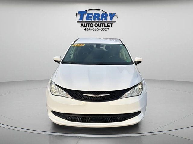 Pre-Owned 2022 Chrysler Voyager LX - photo - 2