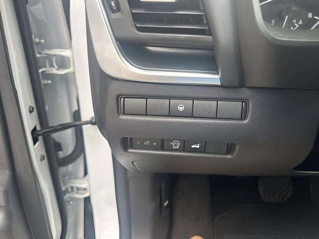 Pre-Owned 2024 Nissan Rogue SV - photo - 8