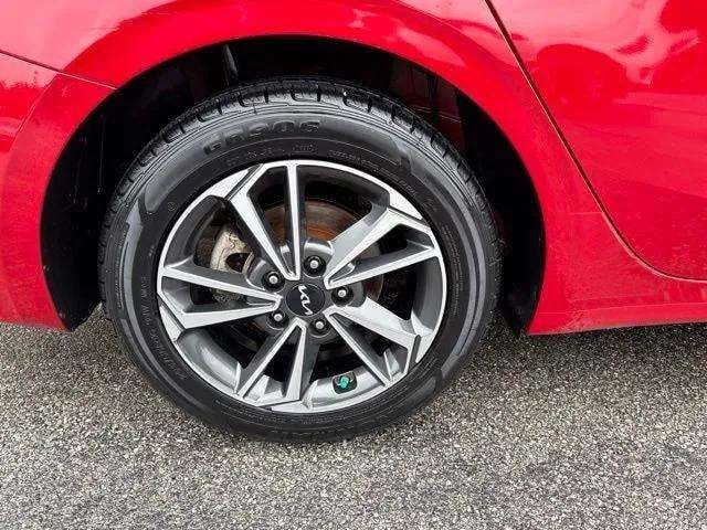 Pre-Owned 2023 Kia Forte LXS - photo - 11