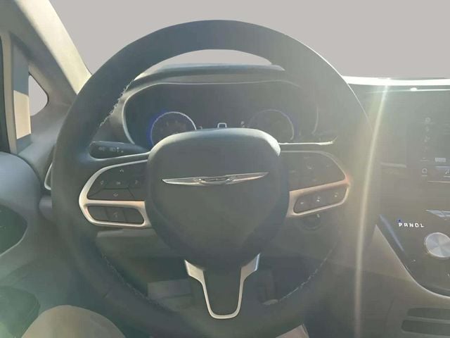 Pre-Owned 2024 Chrysler Pacifica Touring L - photo - 9