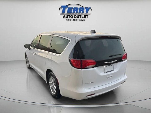 Pre-Owned 2022 Chrysler Voyager LX - photo - 4