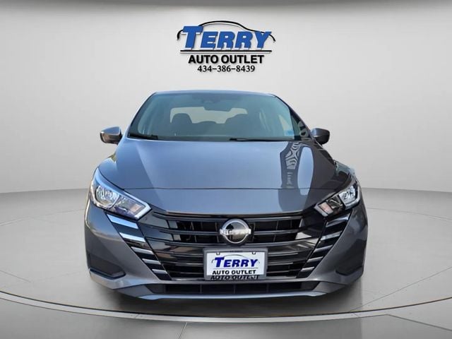 Pre-Owned 2023 Nissan Versa 1.6 SV - photo - 1