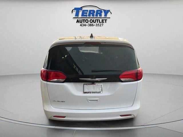 Pre-Owned 2022 Chrysler Voyager LX - photo - 5