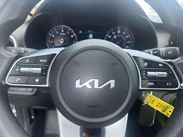Pre-Owned 2023 Kia Forte LXS - photo - 10