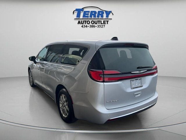 Pre-Owned 2023 Chrysler Pacifica Touring L - photo - 4