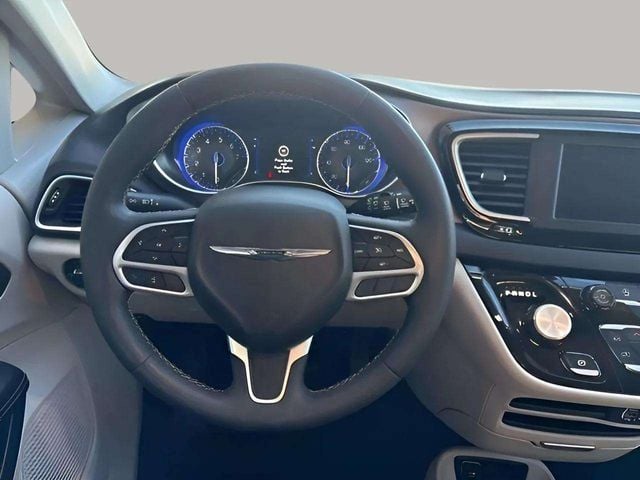 Pre-Owned 2024 Chrysler Voyager LX - photo - 9