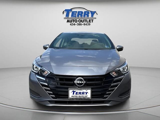 Pre-Owned 2023 Nissan Versa 1.6 SV - photo - 1