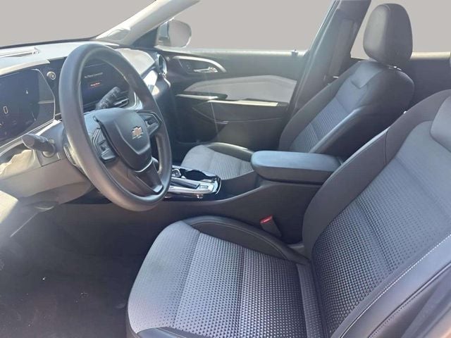 Pre-Owned 2025 Chevrolet Trax LT - photo - 6