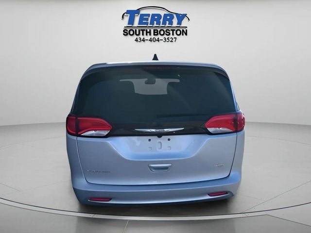Pre-Owned 2024 Chrysler Voyager LX - photo - 5