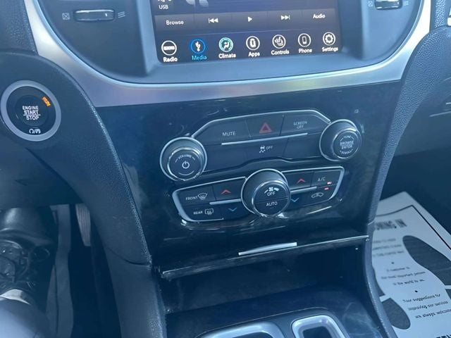 Pre-Owned 2019 Chrysler 300 Limited - photo - 9