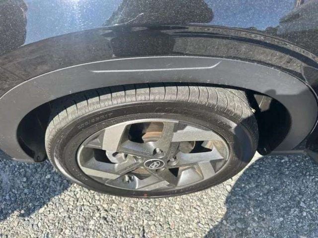 Pre-Owned 2025 Hyundai Venue SEL - photo - 21