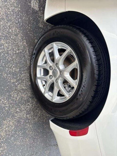 Pre-Owned 2022 Chrysler Voyager LX - photo - 14