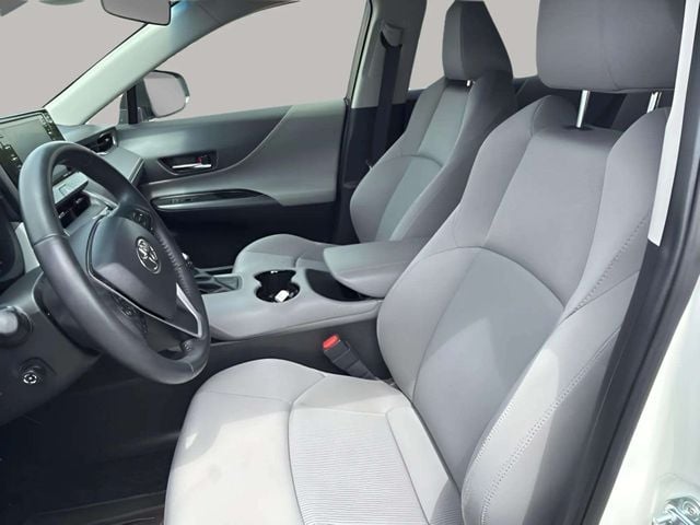 Pre-Owned 2022 Toyota Venza LE - photo - 14