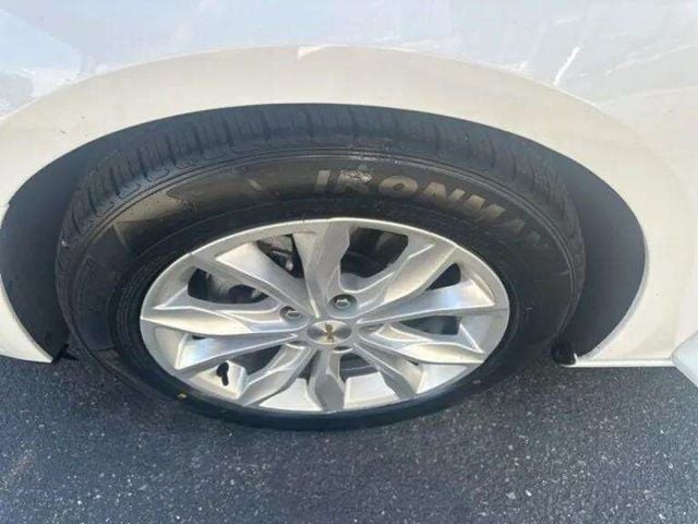 Pre-Owned 2024 Chevrolet Malibu LT - photo - 16