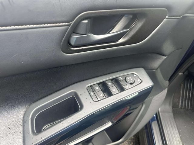Pre-Owned 2024 Nissan Pathfinder SV - photo - 14