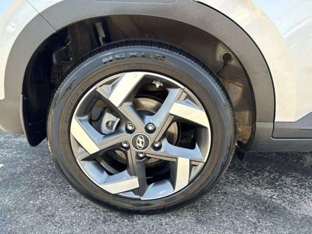 Pre-Owned 2025 Hyundai Venue SEL - photo - 10