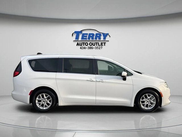 Pre-Owned 2022 Chrysler Voyager LX - photo - 0