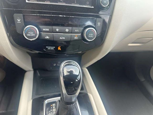 Pre-Owned 2020 Nissan Rogue Sport SV - photo - 11