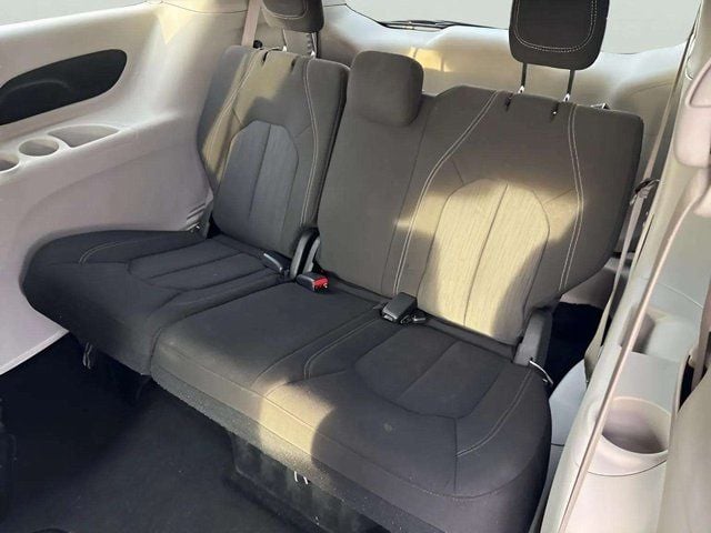 Pre-Owned 2022 Chrysler Voyager LX - photo - 9