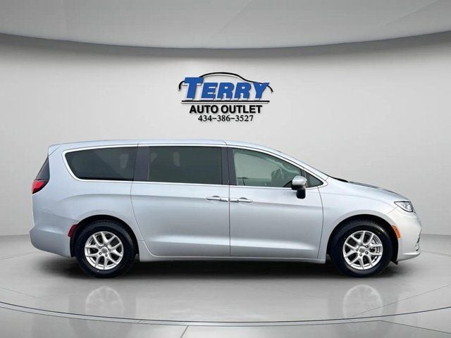 Pre-Owned 2023 Chrysler Pacifica Touring L - photo - 0