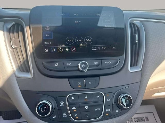 Pre-Owned 2024 Chevrolet Malibu LT - photo - 9