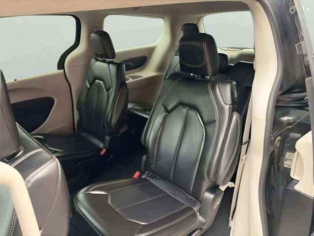 Pre-Owned 2023 Chrysler Pacifica Touring L - photo - 9