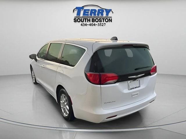 Pre-Owned 2022 Chrysler Voyager LX - photo - 4
