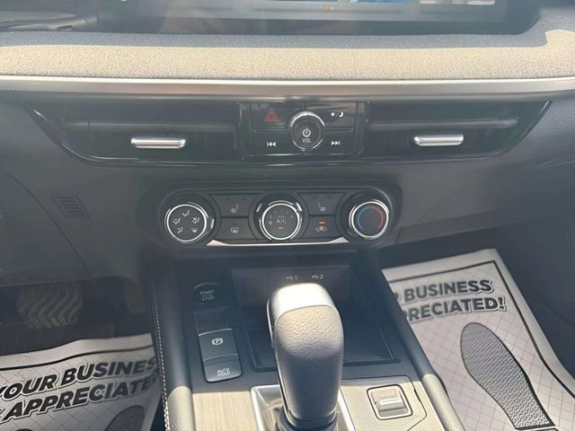 Pre-Owned 2025 Nissan Kicks SV - photo - 8