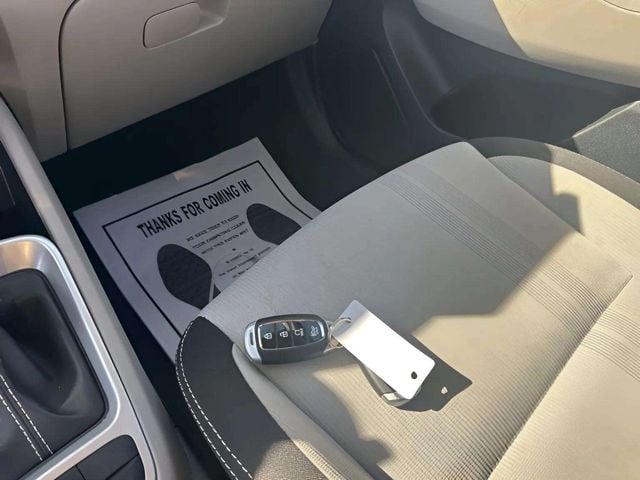 Pre-Owned 2025 Hyundai Venue SEL - photo - 7