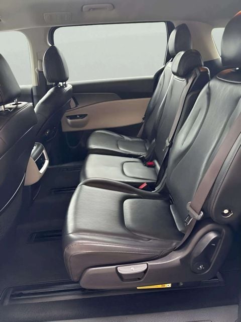 Pre-Owned 2024 Kia Carnival LX - photo - 8