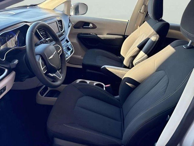 Pre-Owned 2024 Chrysler Voyager LX - photo - 10