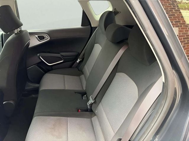 Pre-Owned 2020 Kia Soul LX - photo - 6