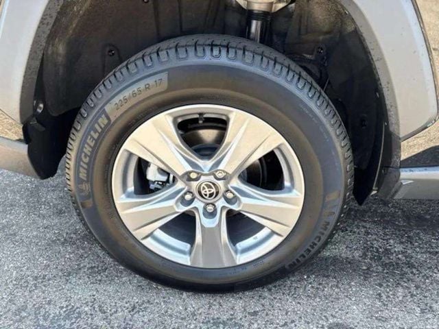 Pre-Owned 2022 Toyota RAV4 XLE - photo - 9