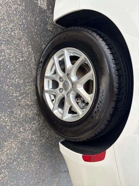 Pre-Owned 2022 Chrysler Voyager LX - photo - 12